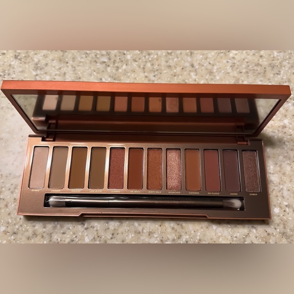 NWOB Urban Decay Naked Heat Eyeshadow Palette - Picture 3 of 4